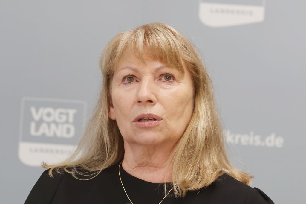 Petra Köpping (SPD), Sozialministerin in Sachsen, spricht nach der Auswärtign Sitzung des sächsischen Kabinetts im Forstlichen Bildungszentrum Bad Reiboldsgrün bei einer Pressekonferenz.