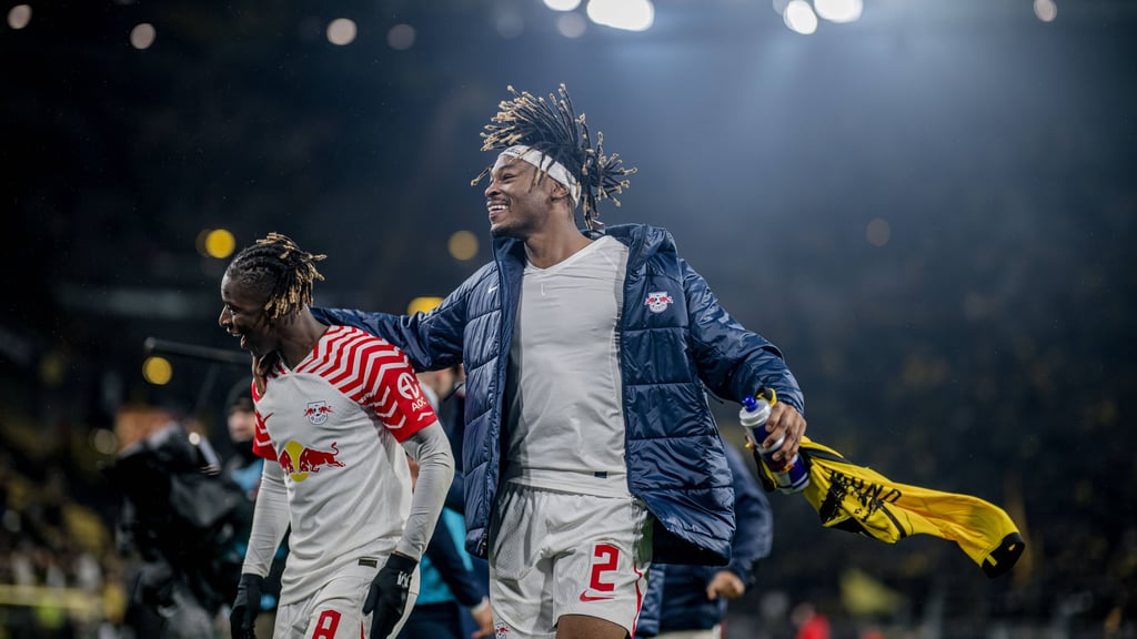 Jubeln wie im Hinspiel: Die RB-Profis Amadou Haidara (l.) und Mo Simakan nach dem 3:2 gegen Dortmund