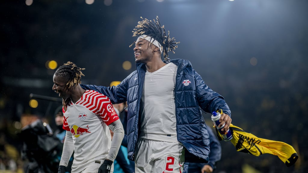 Jubeln wie im Hinspiel: Die RB-Profis Amadou Haidara (l.) und Mo Simakan nach dem 3:2 gegen Dortmund