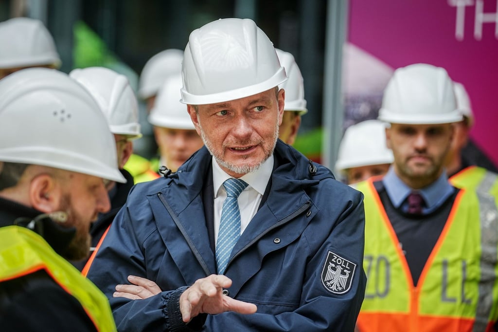 Finanzminister Christian Lindner begleitet einen Einsatz der Schwarzarbeits-Kontrolle des Zolls am Potsdamer Platz in Berlin.
