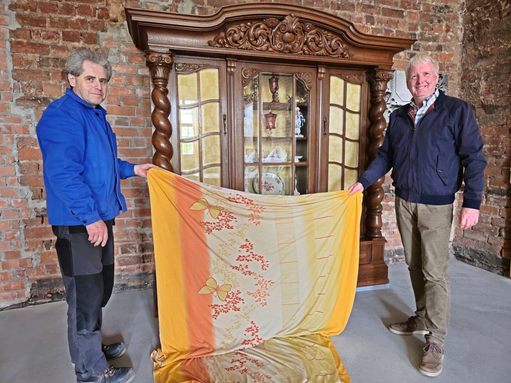 Dirk Herrmann und Michael Bombach bereiten im Zerbster Schloss die neue Saison vor. Offizielle Eröffnung ist am 20. April.
