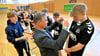 Die C-Jugend des HC Aschersleben „Alligators“ ist Bezirksligameister. OB Steffen Amme überreicht die Medaillen.