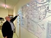 Imuset-Präsident Georg Plenikowski zeigt auf eine alte Schönebeck-Karte. Hier wurden traditionelle Firmen dem Stadtplan hinzugefügt. 
