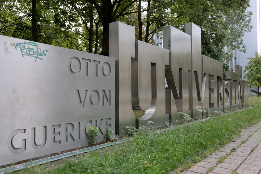 Blick auf den Eingangsbereich der Universität.