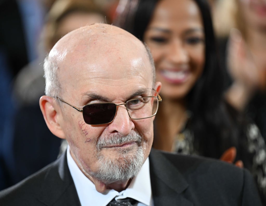 Der britisch-indische Autor Salman Rushdie veröffentlicht heute sein jüngstes Buch „Knife“, in dem er ein auf ihn verübtes Attentat und dessen Folgen literarisch verarbeitet.