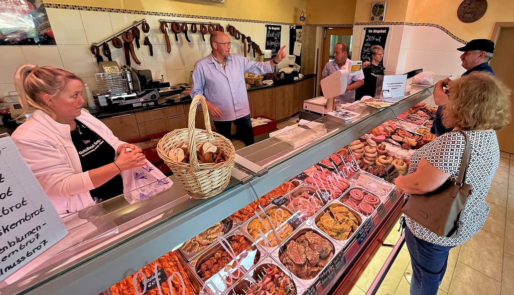 Uwe Kuhlemann (Mitte) ist der Chef der Fleischerei. Hin und wieder steht er selber hinterm Verkaufstresen und bedient die Kunden.