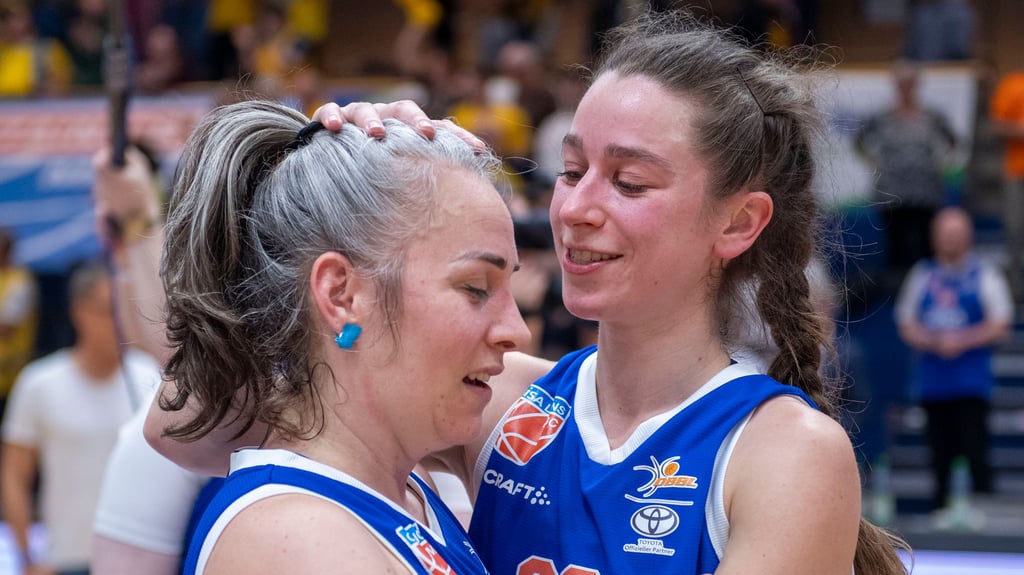 Joyce Cousseins-Smith (l.) wurde nach dem Spiel nicht nur von Emma Stach geherzt.
