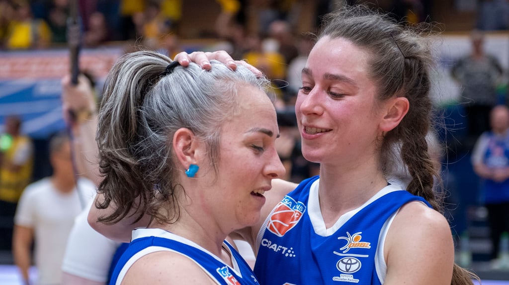 Joyce Cousseins-Smith (l.) wurde nach dem Spiel nicht nur von Emma Stach geherzt.