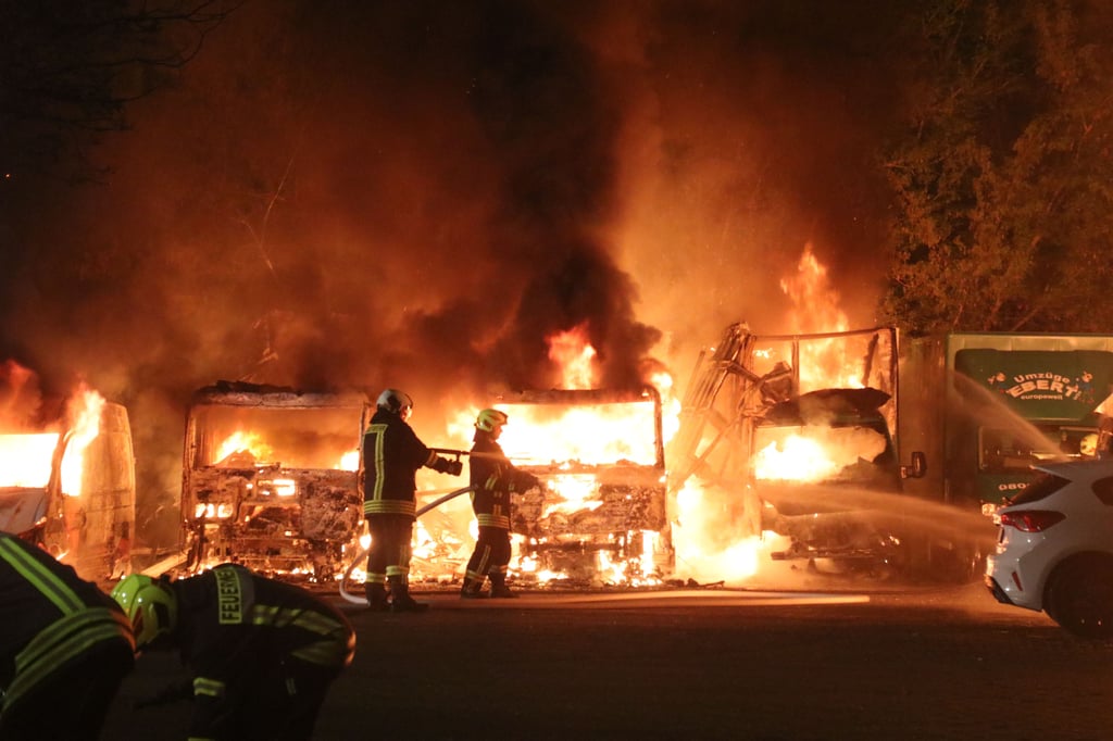 Mutmaßlicher Brandanschlag auf Firma von AfD-Politiker Sven Ebert im Saalekreis: Mehrere Umzugswagen gingen in Flammen auf.