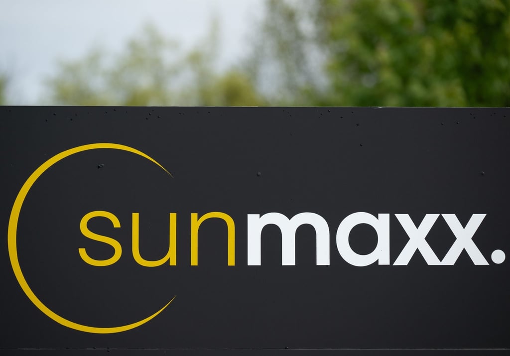 Das Logo des Solar-Start-up Sunmaxx auf dem Werkgelände.