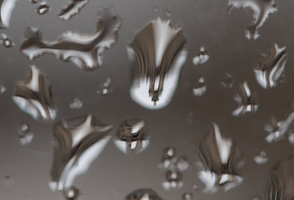 Regentropfen auf einer Autoscheibe.