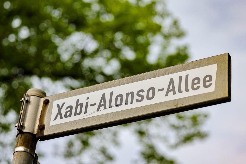 Rund um das Stadion in Leverkusen haben Fans Straßenschilder überklebt, die Straßen heißen nun Xabi-Alonso-Allee.