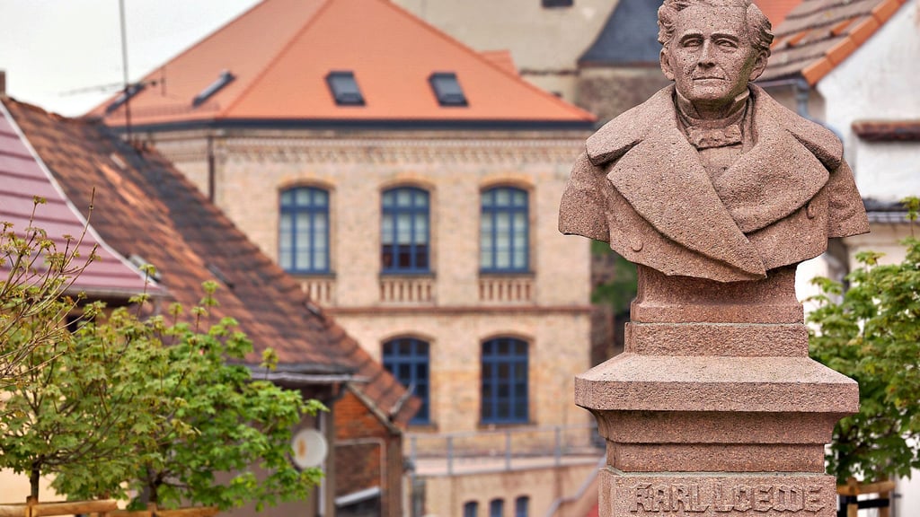 Büste des Komponisten Carl Loewe in Sichtweite seines Elternhauses und Museums in Löbejün