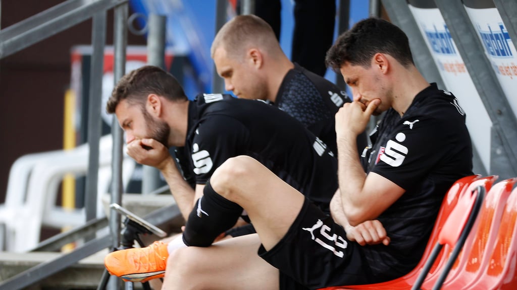 Niklas Landgraf (v.) saß nach dem 2:4 in Köln entgeistert auf der Bank. In der Partie wurde er zum Rekordspieler des HFC in der 3. Liga.