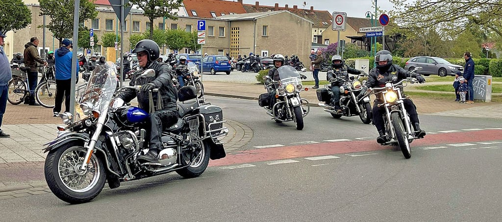 Motorräder starten am Rathausplatz in Tangerhütte zur Bikerausfahrt.