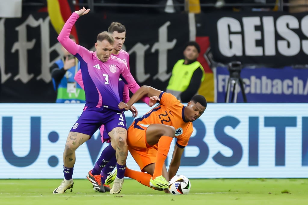 Deutschlands Spieler David Raum (l) und Denzel Dumfries aus den Niederlanden im Zweikampf.