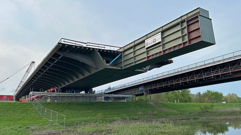 Der erste Takt des Stahlüberbaus der neuen A14-Brücke wird in Richtung Elbe geschoben.
