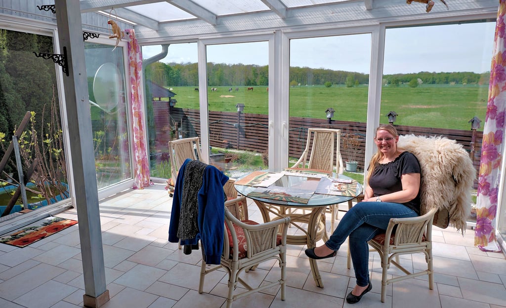 Wintergarten mit Ausblick auf Pferdekoppel: Jacqueline Anton will gemeinsam mit ihrer Schwester das elterliche Haus verkaufen.