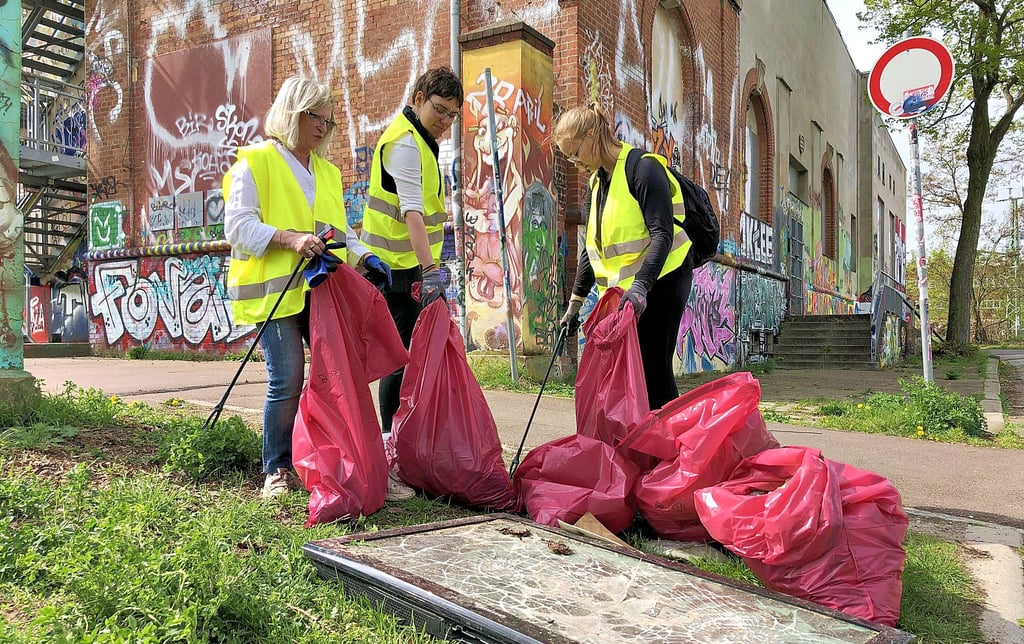 Roswitha Kröhs, Marie Schmidt und Michelle Ebersbach (v.l.n.r.) haben am Räuderturm allerhand Müll aus der Landschaft gefischt. Gefunden wurde auch ein Fernseher: