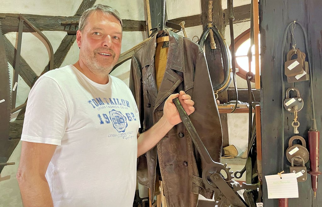 Henry Lackner kann die Funktionsweise der Gegenstände aus vergangenen Jahrzehnten erklären.