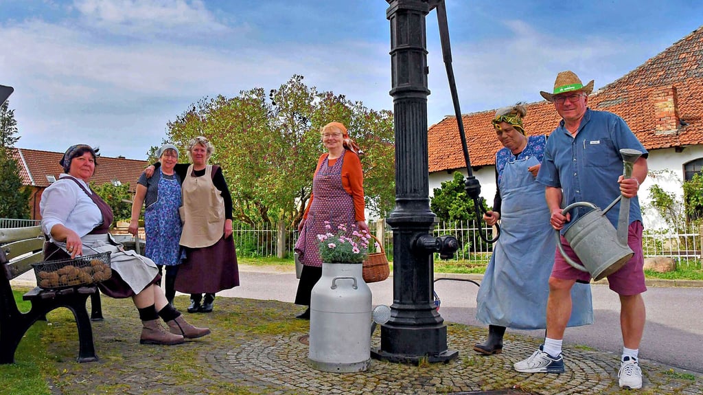 Im Videodreh an der Pumpe in Calvörde wirken mit: Conny Gadau (v.l.), Astrid Schütte, Inge Höfer, Heidelore Gödicke und Andrea Langkau. Die Regie führt Bernd Fritzsche, der auch die Idee zum QR-Code-Pfad hatte.
