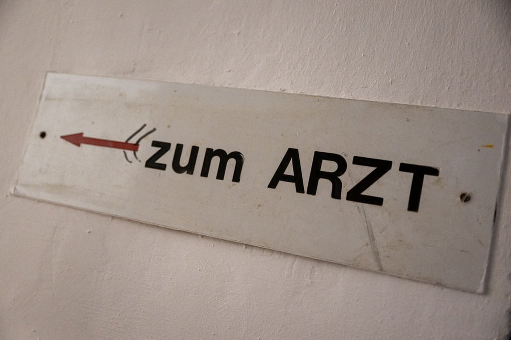Der Ärztemangel in vielen Bereichen hat auch zu längeren Wartezeiten in den Praxen geführt.