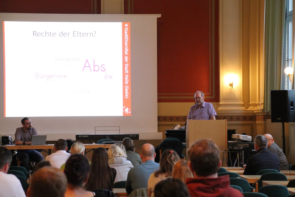 Thomas Senger un d der Stadtelternrat informierten am Montag Eltern, die in der ersten Losrunde leer ausgegangen sind.