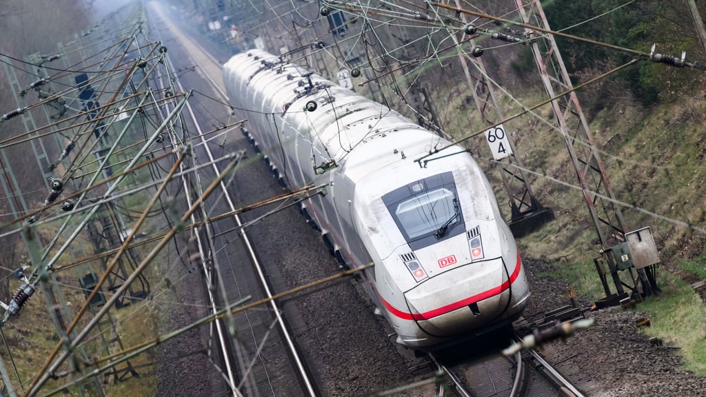 Am Samstag kam es bei Sömmerda zu einer ICE-Panne. Rund 450 Gäste mussten am Ende sogar aus dem Zug evakuiert werden.