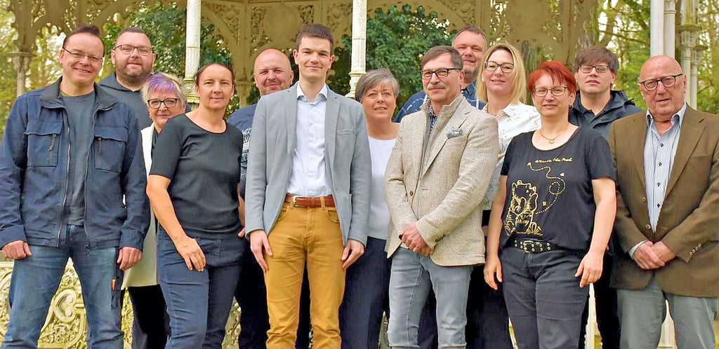 Für die UWG Südliche Altmark bewerben sich um ein Stadtratsmandat (von rechts): Fraktionsvorsitzender Frank Dreihaupt, Marcus Trenkel, Maren Maatz, Jessica Bräsel, Wilko Maatz, Olf Reddigan, Alexandra Schleef, Lukas Reddigan, Sebastian Knull, Carmen Kalkofen, Petra Fischer, Tobias Mielke und Bodo Kalkofen.