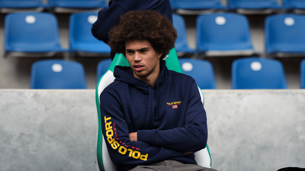 Jonah Fabisch ist beim 1. FC Magdeburg wieder im Training dabei. Gegen den Hamburger SV musste er das Spiel dennoch vom Spielfeldrand verfolgen.