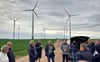 Mitglieder des Bernburger Planungs- und Umweltausschusses informierten sich im Windpark nahe des Walkhügels über die Investorenpläne. Passend zum Thema blies der Wind auf der Anhöhe zwischen Aderstedt und Osmarsleben kräftig.