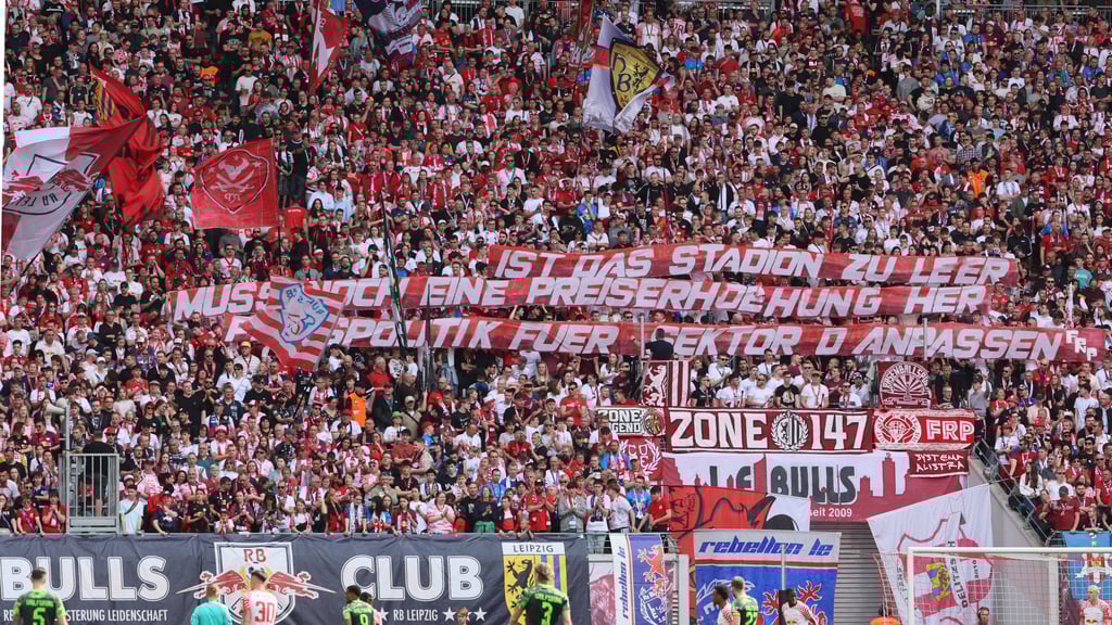 Protestbanner im Fanblock von RB Leipzig gegen die Preiserhöhung im Rang gegenüber.