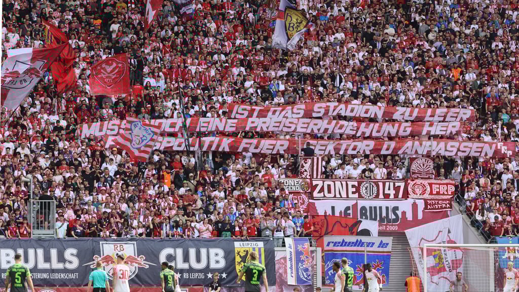 Protestbanner im Fanblock von RB Leipzig gegen die Preiserhöhung im Rang gegenüber.