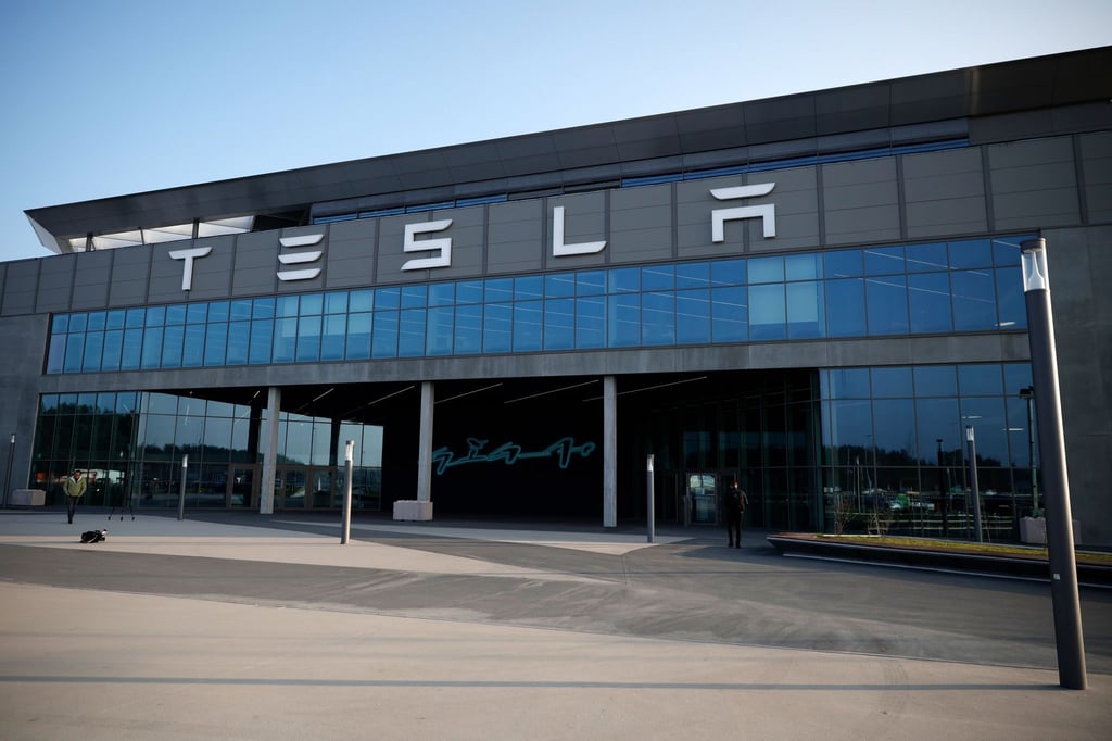 Die Morgensonne scheint auf den Eingang zum Tesla-Werk.