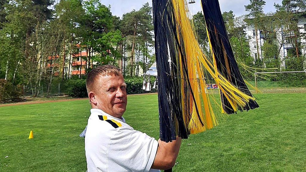 Matthias Hinze mit dem Schellenbaum