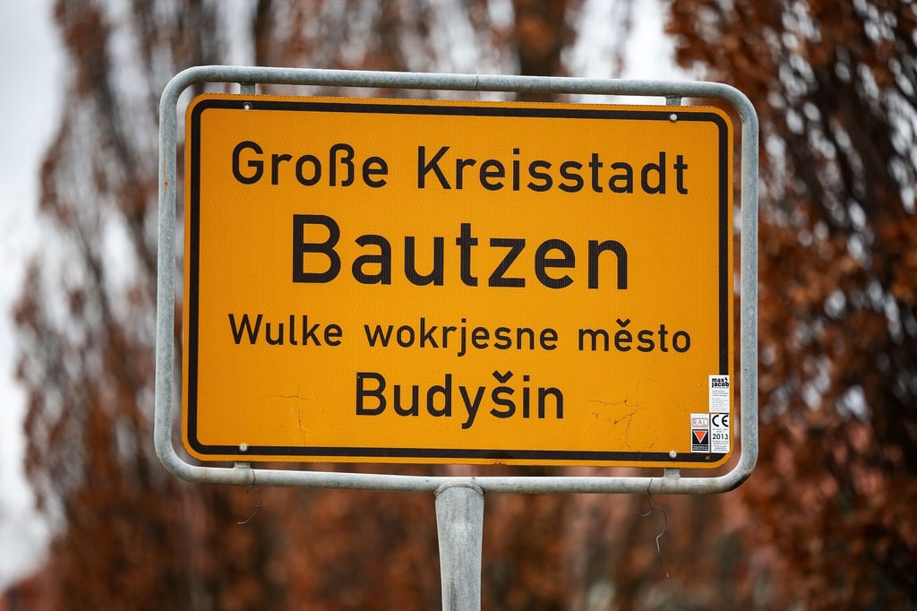 Das Ortseingangsschild zeigt auch den sorbischen Namen Budysin.