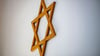Ein Davidstern hängt an der Wand. „Man muss Antisemitismus sichtbar machen, um ihn bekämpfen zu können“, sagt die Antisemitismusbeauftragte der Europäischen Kommission, Katharina von Schnurbein.