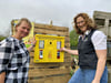 Auf dem Borschtalhof von Nancy Hecht (links) findet sich ein Bienenfutter-Automat. Gesponsort hat ihn Maria Meier.