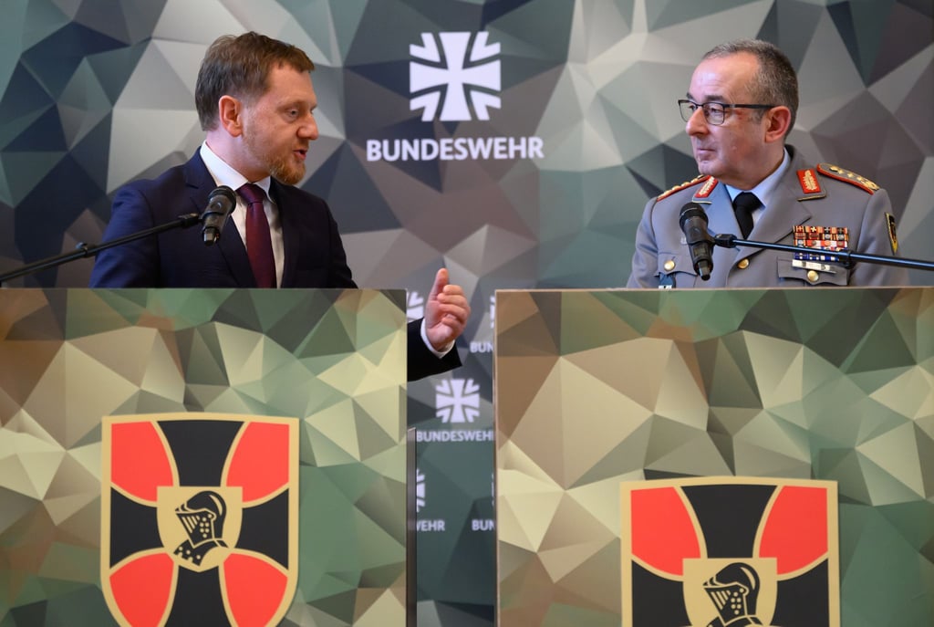 Michael Kretschmer (CDU, l), Ministerpräsident von Sachsen, und Carsten Breuer, Generalinspekteur der Bundeswehr.