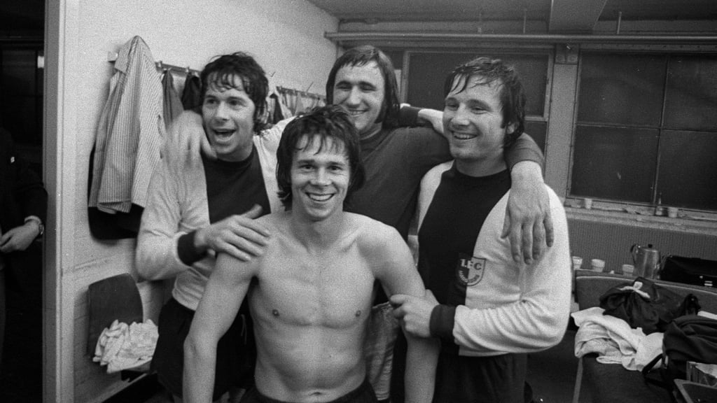 Kabinenfeier vom 1. FC Magdeburg 1974: Jürgen Sparwasser (vorn), Wolfgang Abraham (li.), Manfred Zapf (re.) und Torwart Ulrich Schulze nach dem Sieg im Europapokal der Pokalsieger, Co-Trainer Günter Konzack (li.) hält sich zurück.