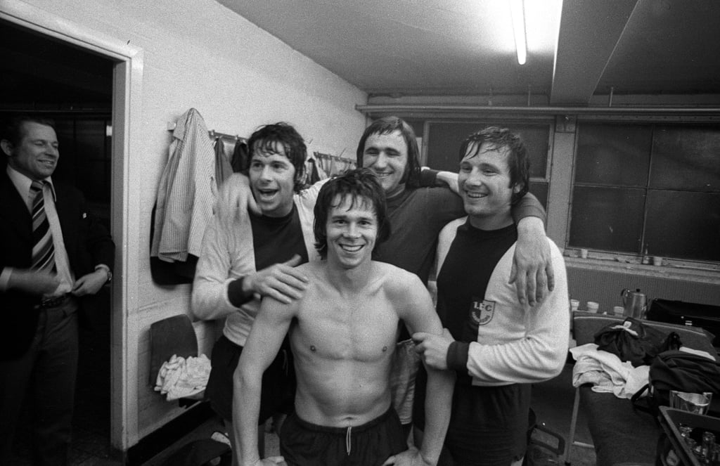 Kabinenfeier vom 1. FC Magdeburg 1974: Jürgen Sparwasser (vorn), Wolfgang Abraham (li.), Manfred Zapf (re.) und Torwart Ulrich Schulze nach dem Sieg im Europapokal der Pokalsieger, Co-Trainer Günter Konzack (li.) hält sich zurück.