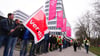 Telekom-Beschäftigte bilden bei einer Demonstration der Dienstleistungsgewerkschaft Verdi eine Menschenkette vor dem neuen Konzernhaus.