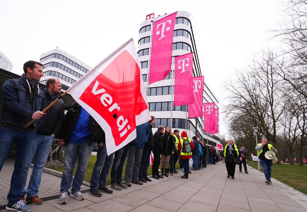 Telekom-Beschäftigte bilden bei einer Demonstration der Dienstleistungsgewerkschaft Verdi eine Menschenkette vor dem neuen Konzernhaus.