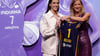 Caitlyn Clark (l) aus Iowa wurde von den Indiana Fever in der ersten Runde als erste Spielerin des WNBA-Basketball-Drafts ausgewählt.