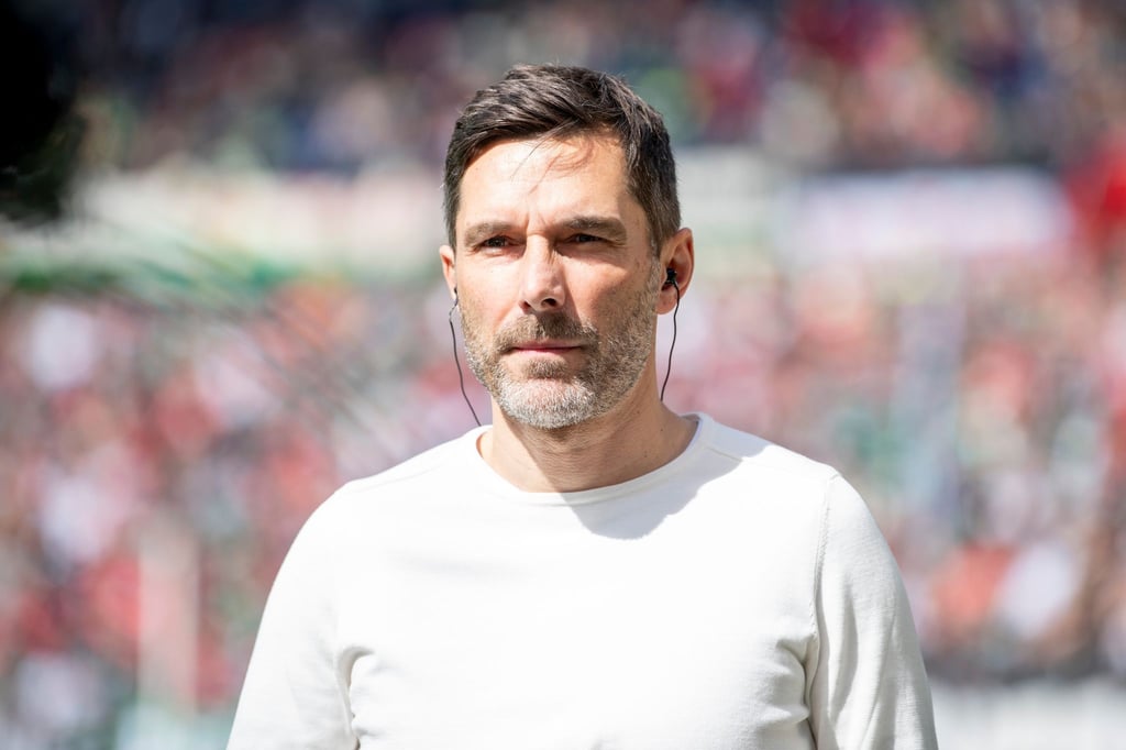Hannovers Trainer Stefan Leitl betritt das Stadion.