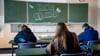 ILLUSTRATION - "Heute Abitur" steht auf einer Tafel im Klassenzimmer eines Gymnasiums.