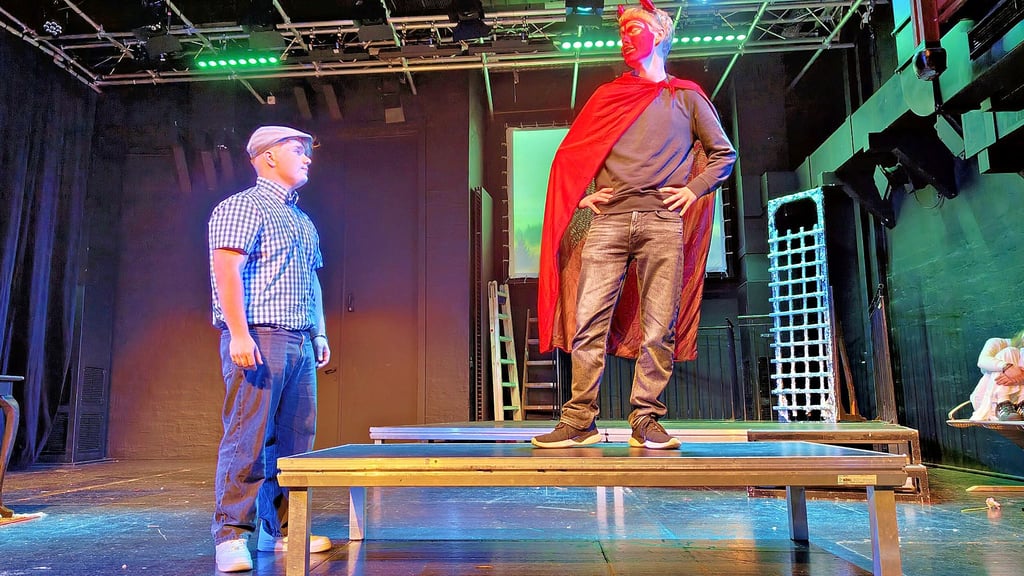 Lasse Heinrichs (links) als Faust und Fabian Warschau als Mephisto vom Privatgymnasium in Stendal bei der Aufführung des Faustivals.