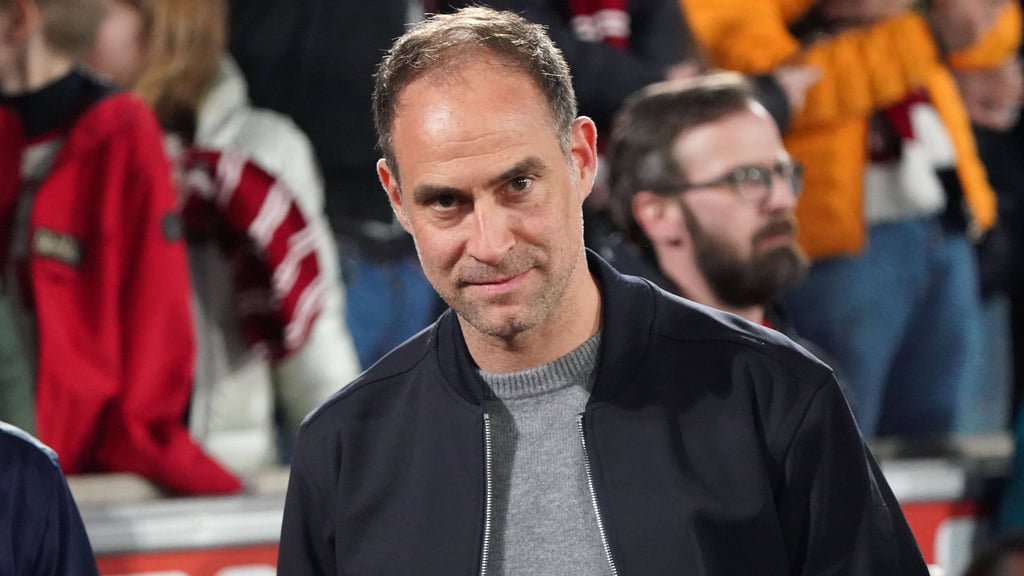 Oliver Mintzlaff gratuliert Bayer Leverkusen.