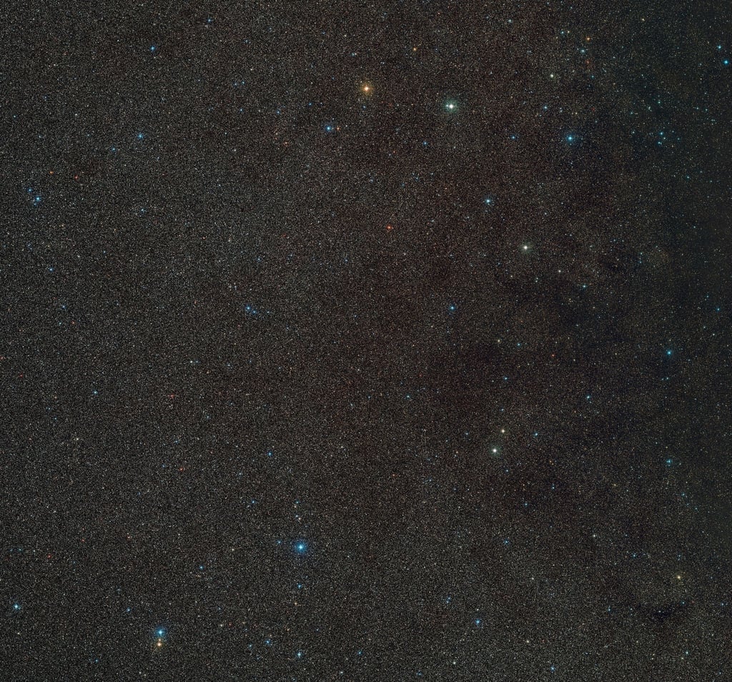 Das Handout zeigt einen Weitwinkelausschnitt der Umgebung von „Gaia BH3“, dem massereichsten stellaren schwarzen Loch in unserer Galaxie. Das schwarze Loch selbst ist hier nicht sichtbar, aber der Stern, der es umkreist, befindet sich in der Mitte des Bildes.