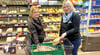 Angelique Lehmann (links) und Jessica Homeyer vom NP-Markt in Seehausen stellen die Lieferung für einen Kunden zusammen. 